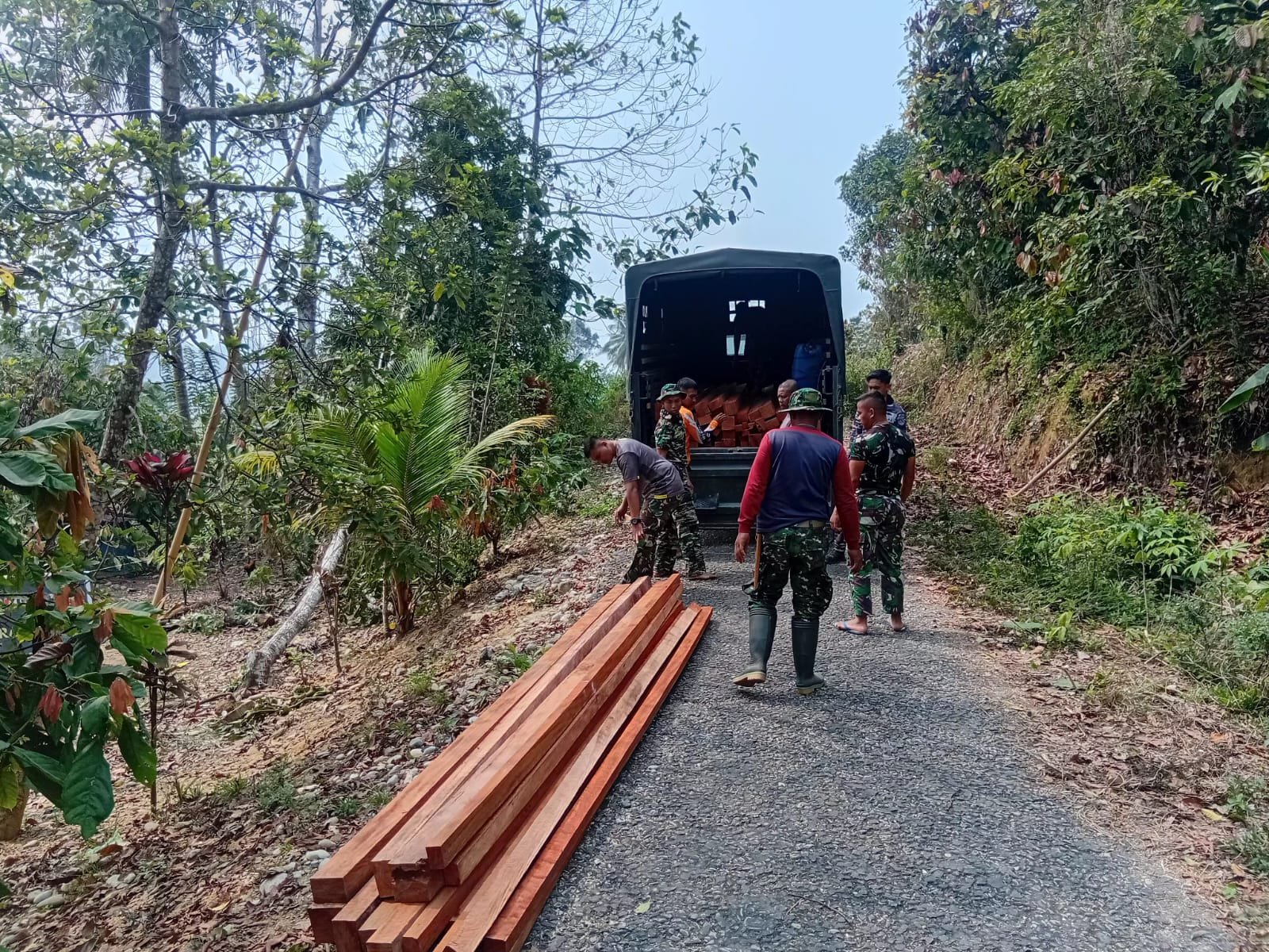 Kerja Bareng TNI dan Masyarakat, Penyaluran Material untuk Rehabilitasi Rumah Bapak Tuku Djobu di Desa Leboni