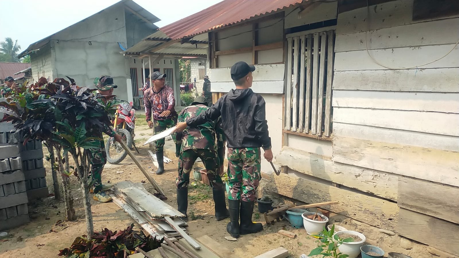 Rehabilitasi RTLH Bapak Arianton Dimulai dengan Pembongkaran di Desa Soe