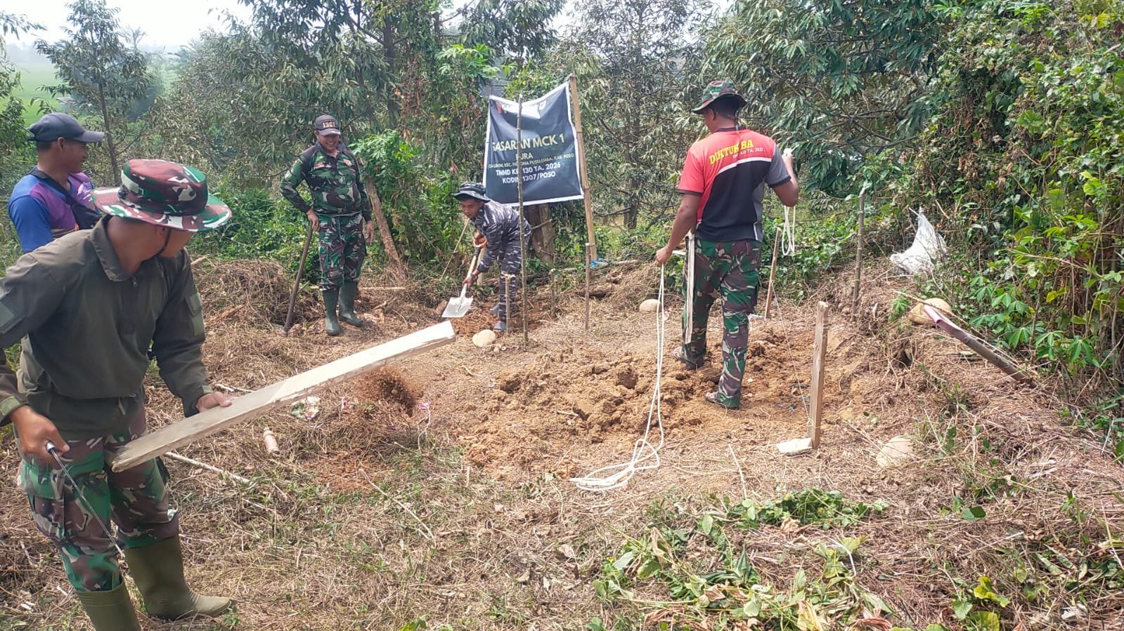Pembangunan Fasilitas MCK untuk Masyarakat di Desa Leboni oleh Satgas TMMD