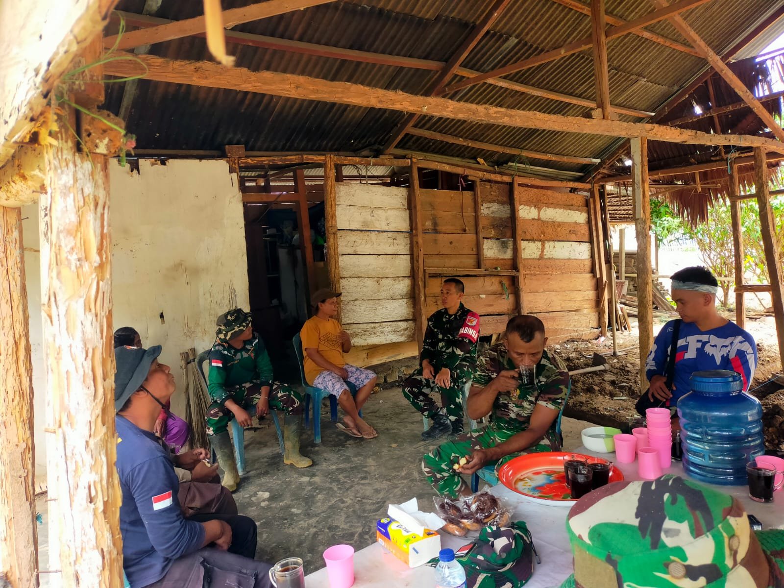 Membangun Persahabatan, Satgas TMMD ke-130 Poso dan Warga Mayakeli