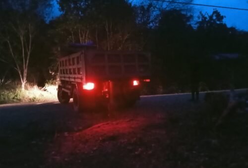 Semangat Tanpa Henti, Anggota Satgas TMMD ke-130 Kodim 1808/Mansel Angkut Material Hingga Larut Malam