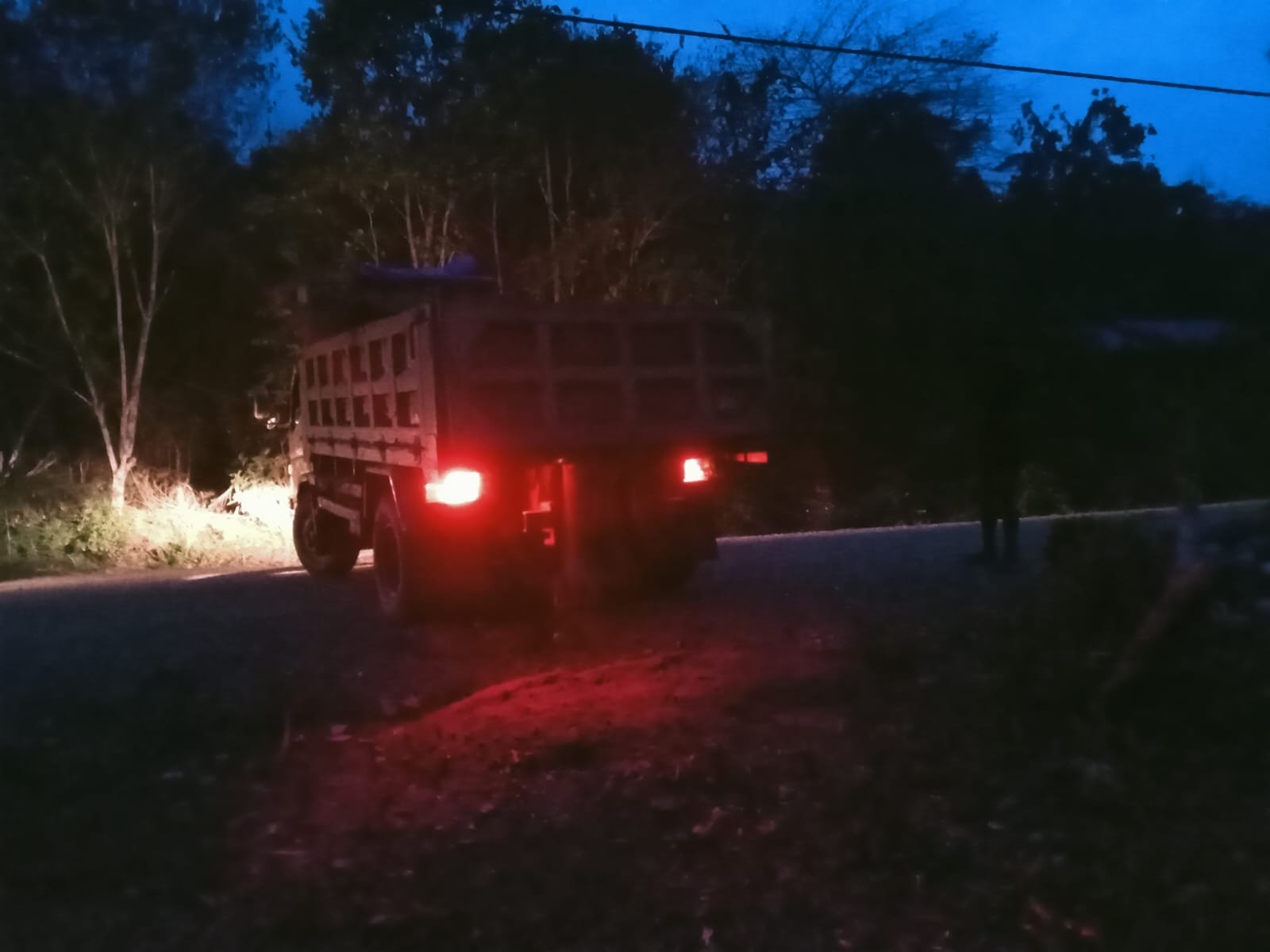 Semangat Tanpa Henti, Anggota Satgas TMMD ke-130 Kodim 1808/Mansel Angkut Material Hingga Larut Malam