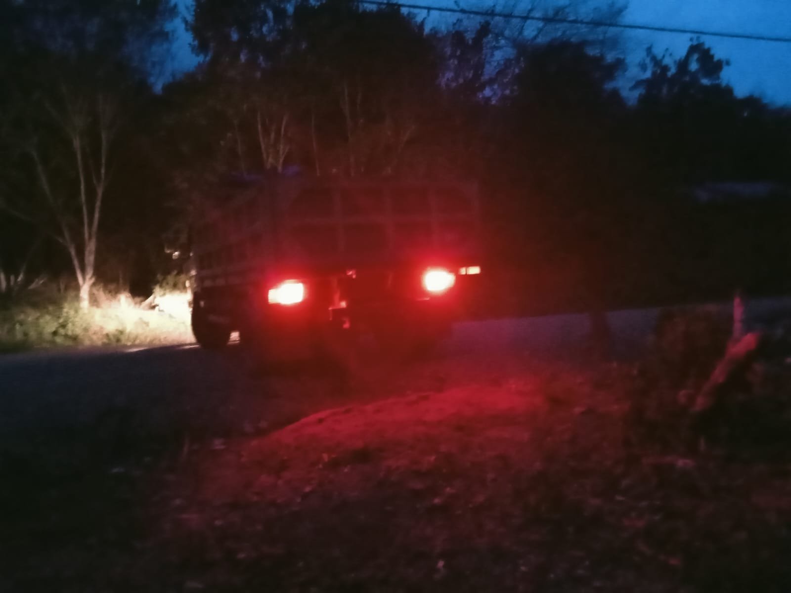 Demi Kemajuan Kampung Yamboi, Satgas Kodim 1808/Mansel Terus Bekerja hingga Malam Hari