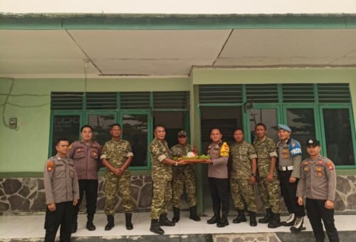 Peringatan HUT TNI ke-81, Koramil 1018-01/Sepang Terima Tumpeng dari Polsek