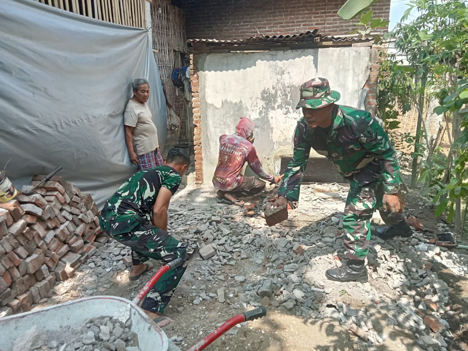 Persiapan Pembangunan Rumah Suparlan oleh Satgas TMMD ke-130 Kodim Tulungagung