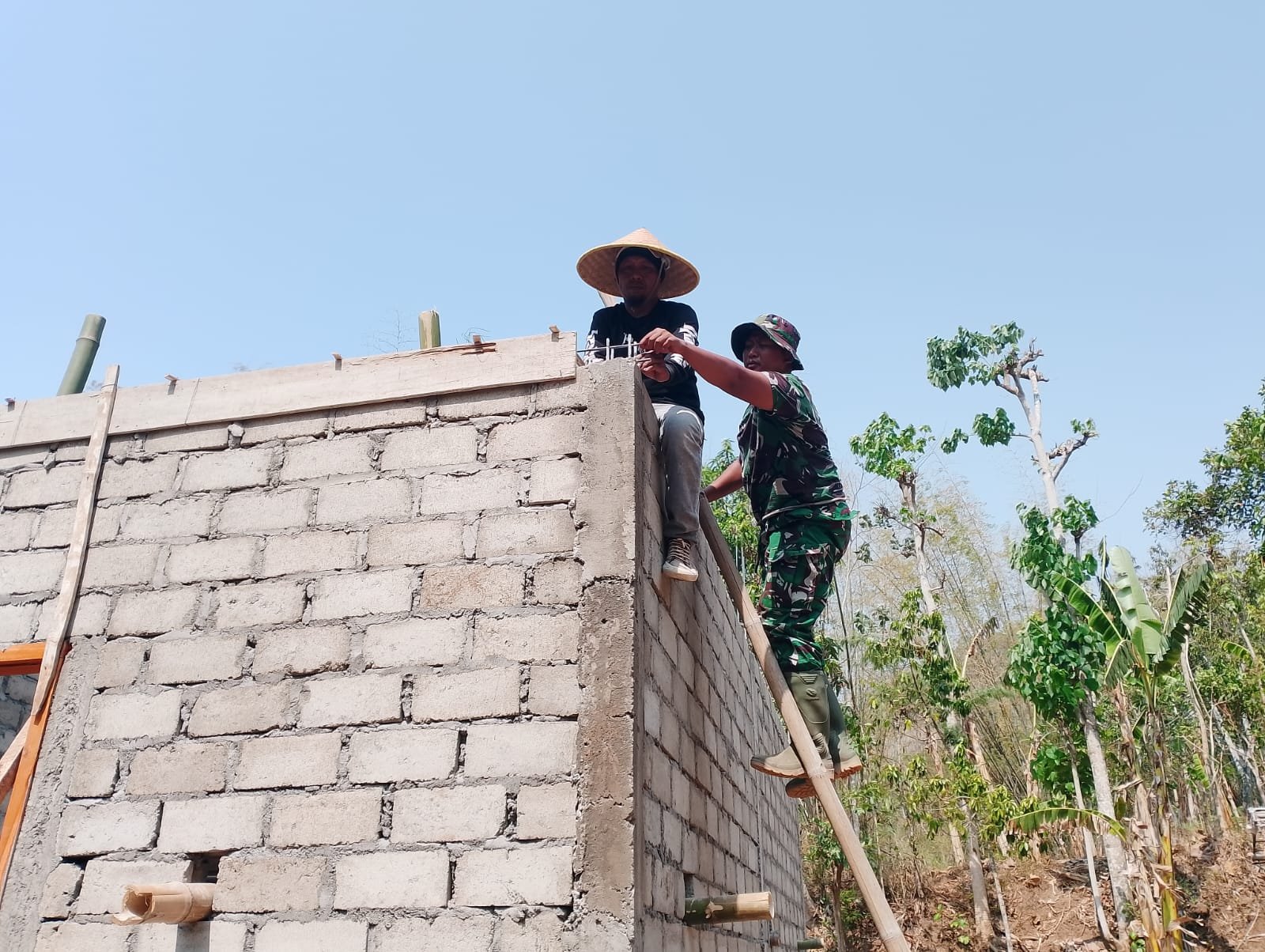 Proyek TMMD ke-130 Kodim Tulungagung: Pembangunan Rumah dan Fasilitas untuk Mbah Waqilah Berlanjut