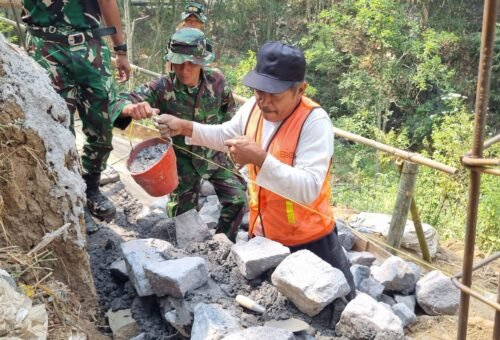 Kebersamaan di Desa Taji: Pak Darto dan Prajurit TMMD 130 Berjuang untuk Keamanan Lingkungan