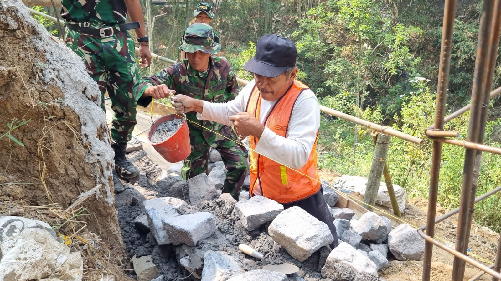Kebersamaan di Desa Taji: Pak Darto dan Prajurit TMMD 130 Berjuang untuk Keamanan Lingkungan