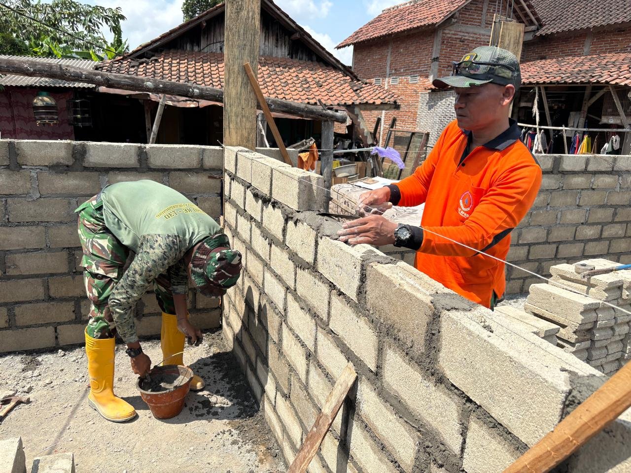 Agus Suwandi Ikut Andil dalam Pembangunan Rumah Bersama Satgas TMMD di Pojok