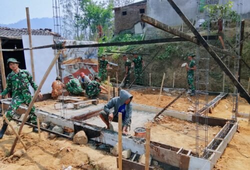 Pondasi Rumah Bapak Nanang di Kabupaten Malang Dikerjakan oleh Satgas TMMD ke-130