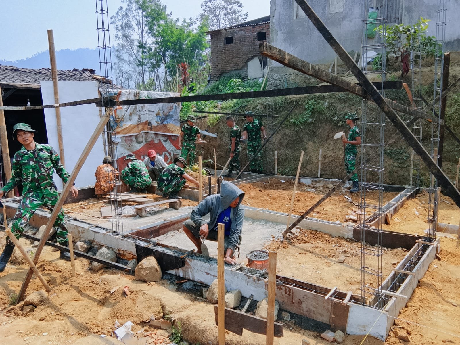 Pondasi Rumah Bapak Nanang di Kabupaten Malang Dikerjakan oleh Satgas TMMD ke-130