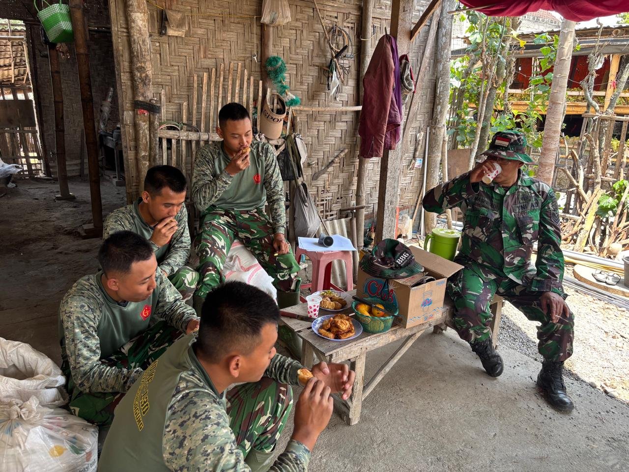 Kesederhanaan dalam Kebersamaan: Hidangan Cinta dari Warga untuk Prajurit TMMD