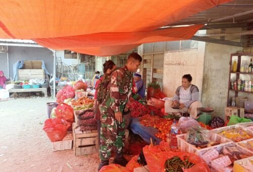 Monitoring Harga Pokok, Babinsa Pajalele Jamin Stabilitas Pasar di Sidrap