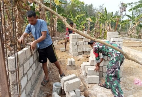 Dedikasi Babinsa Praka Tehupuring dalam Proyek Pembangunan RTLH TMMD ke-130