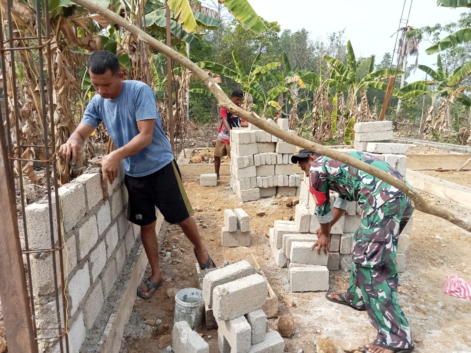 Dedikasi Babinsa Praka Tehupuring dalam Proyek Pembangunan RTLH TMMD ke-130