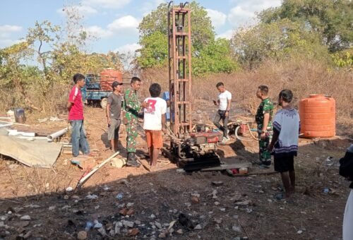 Semangat Kebersamaan dalam Pembangunan Sumur Bor oleh Satgas TMMD ke-130 di Kawite-Wite