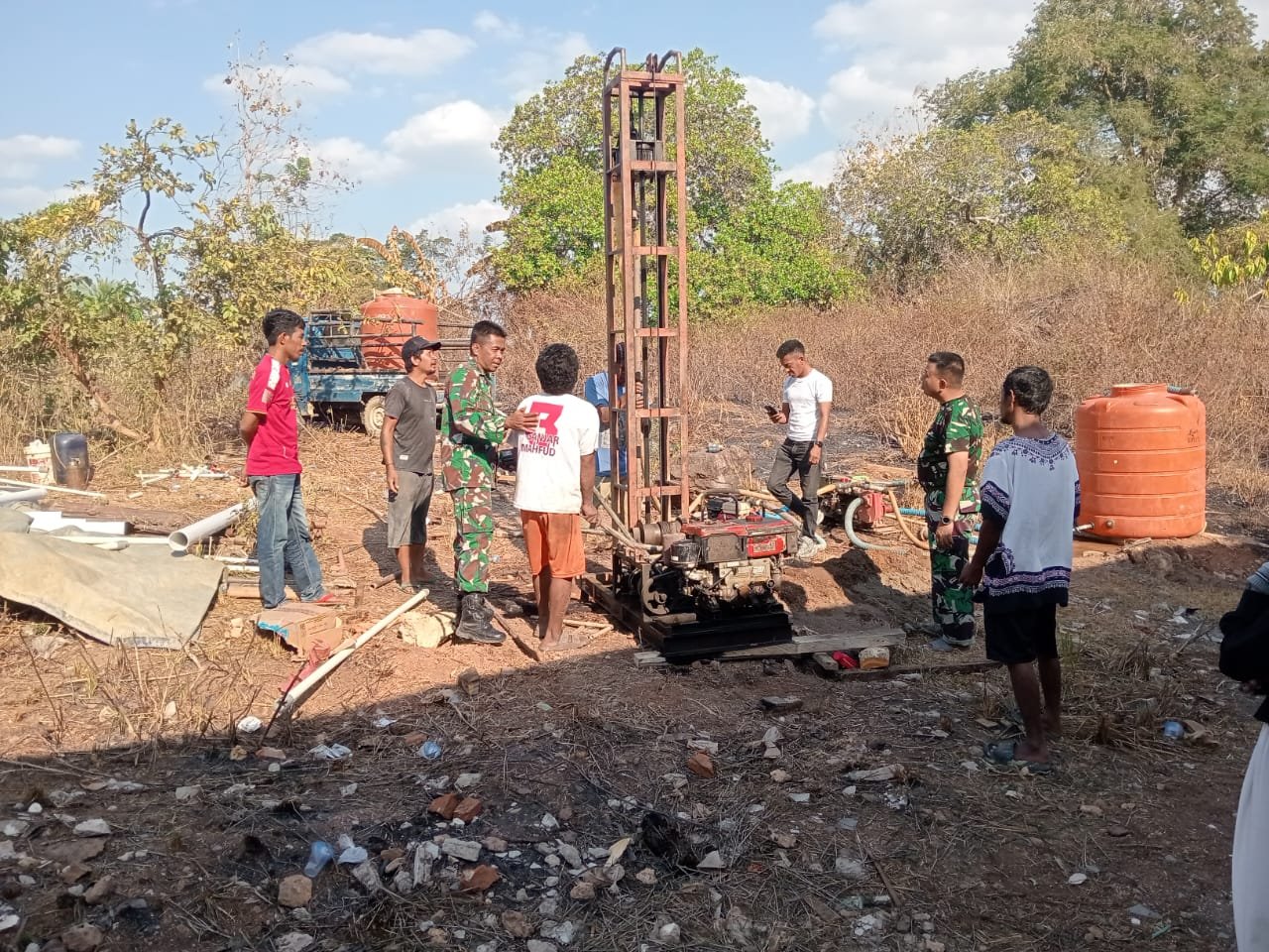 Semangat Kebersamaan dalam Pembangunan Sumur Bor oleh Satgas TMMD ke-130 di Kawite-Wite
