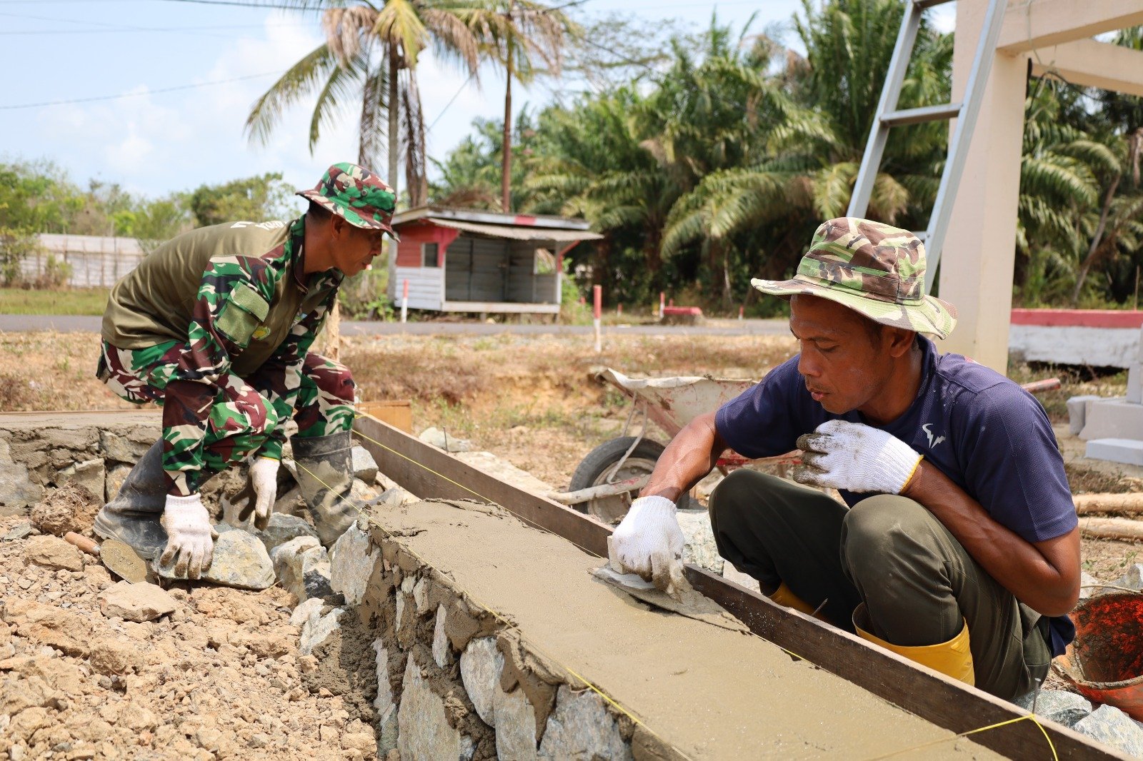 Dedikasi Tinggi, Sertu Edi Nurhadi Tunjukkan Kemampuan TNI di TMMD