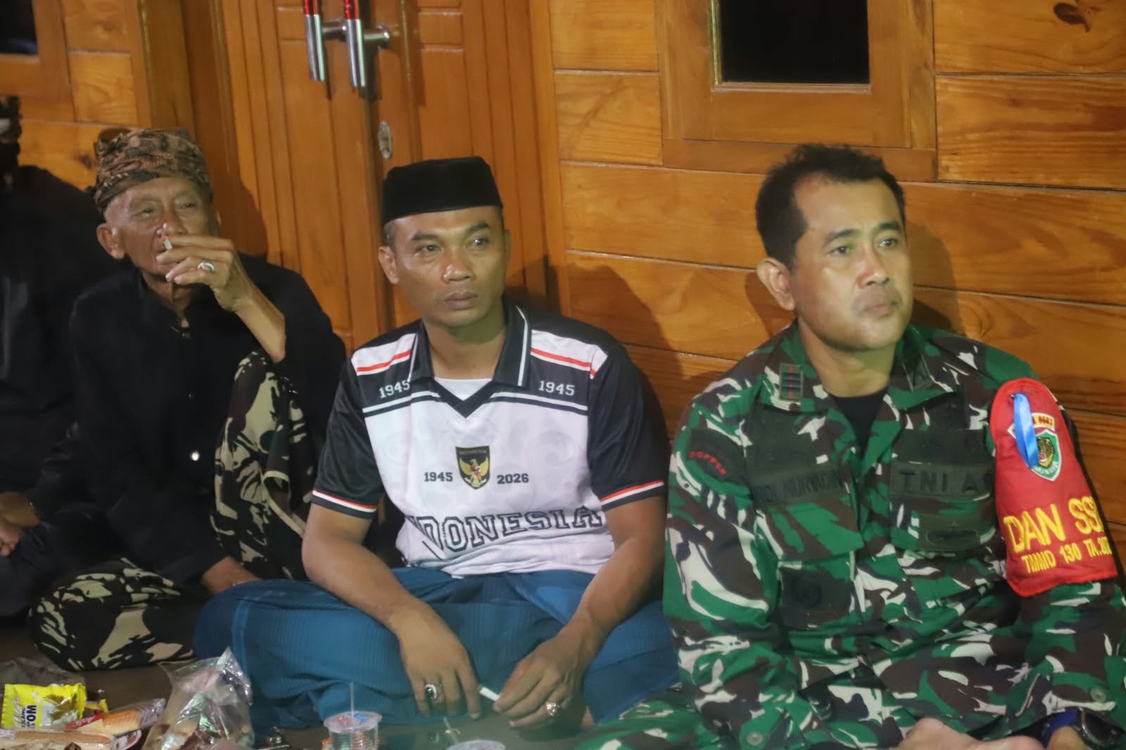 Keakraban TNI dan Warga dalam Nobar Sepak Bola Saat TMMD ke-130