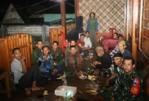 TNI dan Masyarakat Citorek Barat Rayakan Kebersamaan Lewat Nonton Bareng
