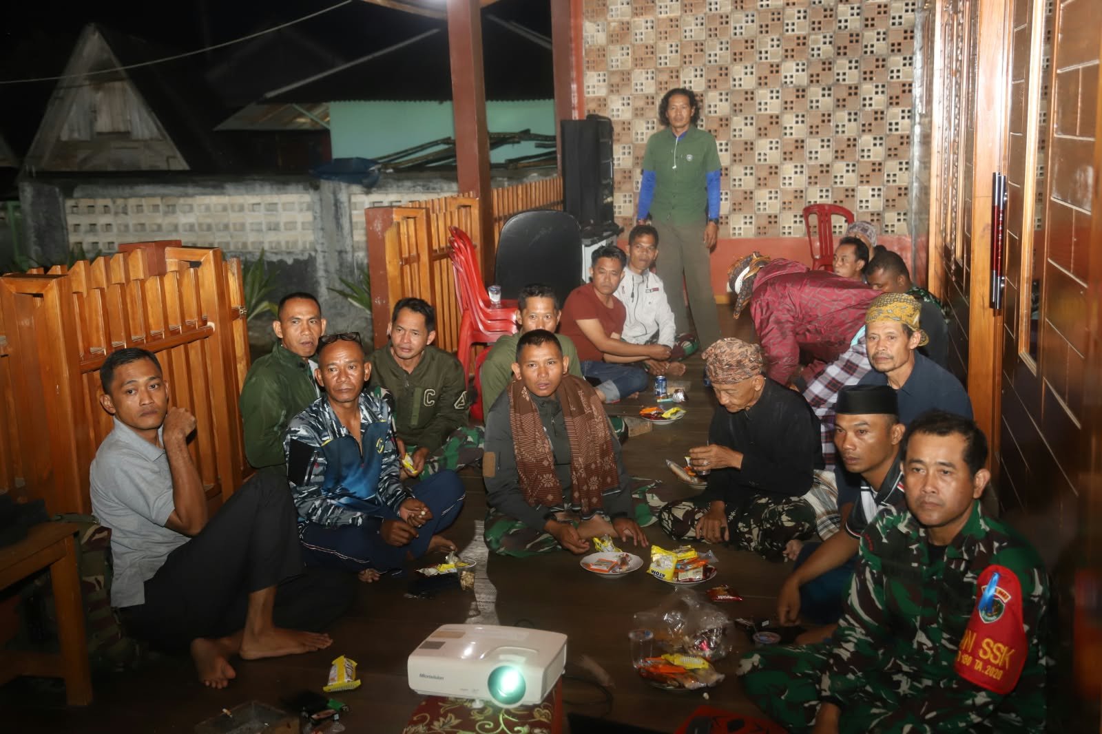 TNI dan Masyarakat Citorek Barat Rayakan Kebersamaan Lewat Nonton Bareng