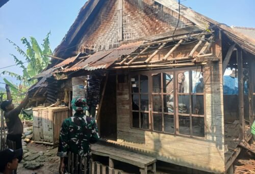 Renovasi Hunian Petani di TMMD ke-130, Rumah Kayu Bapak Apin Diperbaiki