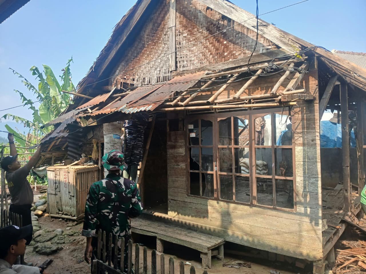 Renovasi Hunian Petani di TMMD ke-130, Rumah Kayu Bapak Apin Diperbaiki