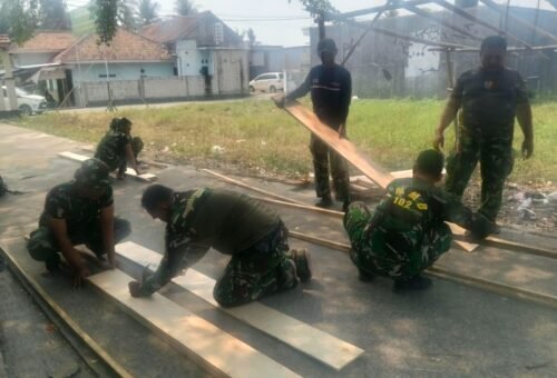 Pentingnya Bekisting dalam Proyek TMMD Ke-130 di Desa Sumur Bandung