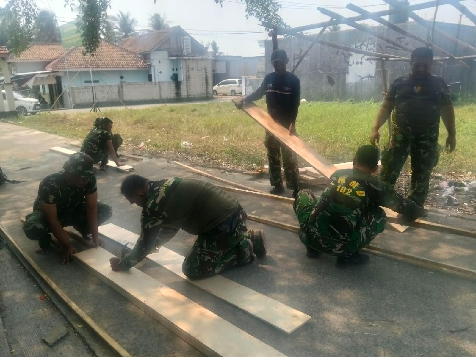 Pentingnya Bekisting dalam Proyek TMMD Ke-130 di Desa Sumur Bandung