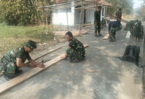 Ketelitian dalam Pembangunan, Satgas TMMD ke-130 Siapkan Bekisting di Desa Sumur Bandung
