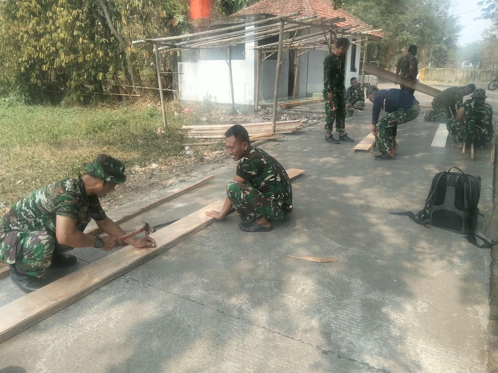 Ketelitian dalam Pembangunan, Satgas TMMD ke-130 Siapkan Bekisting di Desa Sumur Bandung