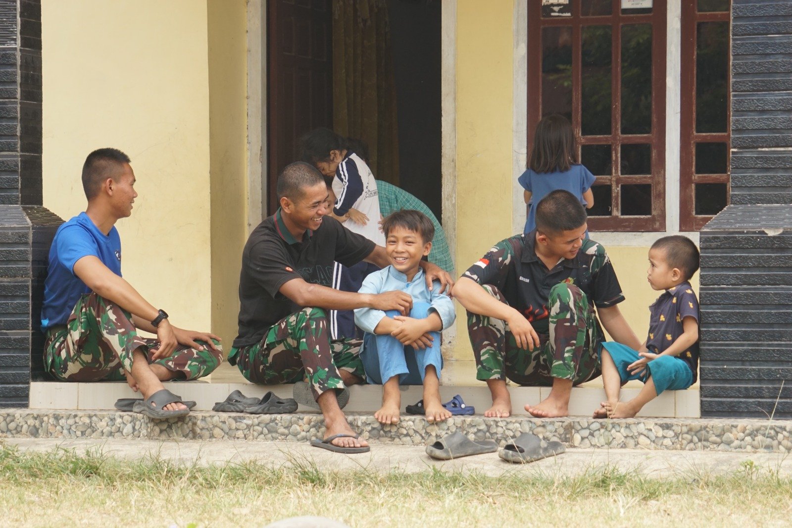 Keceriaan Anak-Anak Menyambut Satgas TMMD Kodim 0407 di Bengkulu