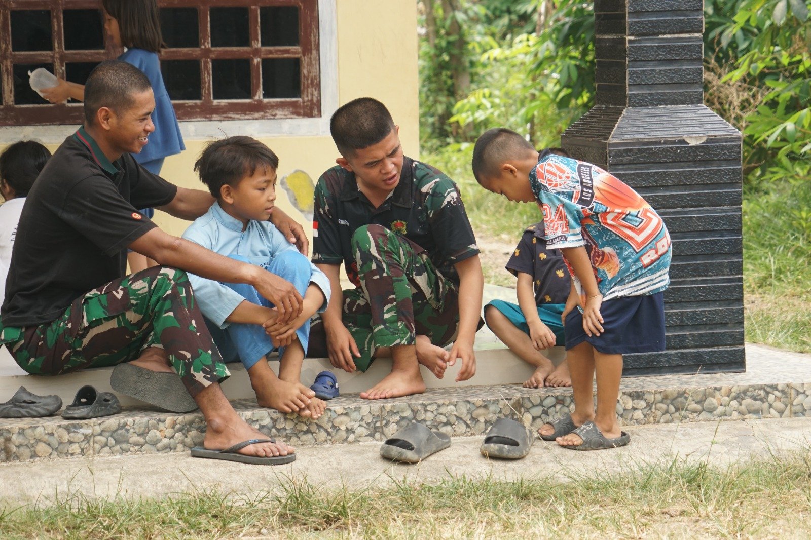 Kedekatan Satgas TMMD ke-130 Kodim 0407/Kota Bengkulu dengan Anak-anak