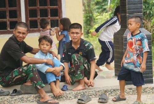 Keceriaan Anak-Anak Sambut Kehadiran TMMD ke-130 di Kandang Limun