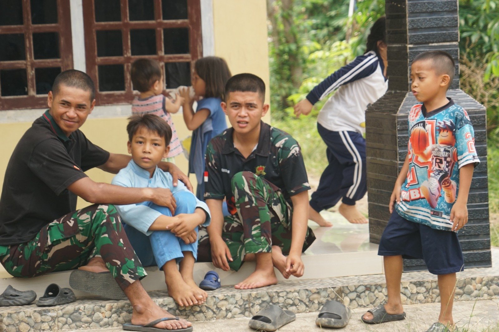 Keceriaan Anak-Anak Sambut Kehadiran TMMD ke-130 di Kandang Limun