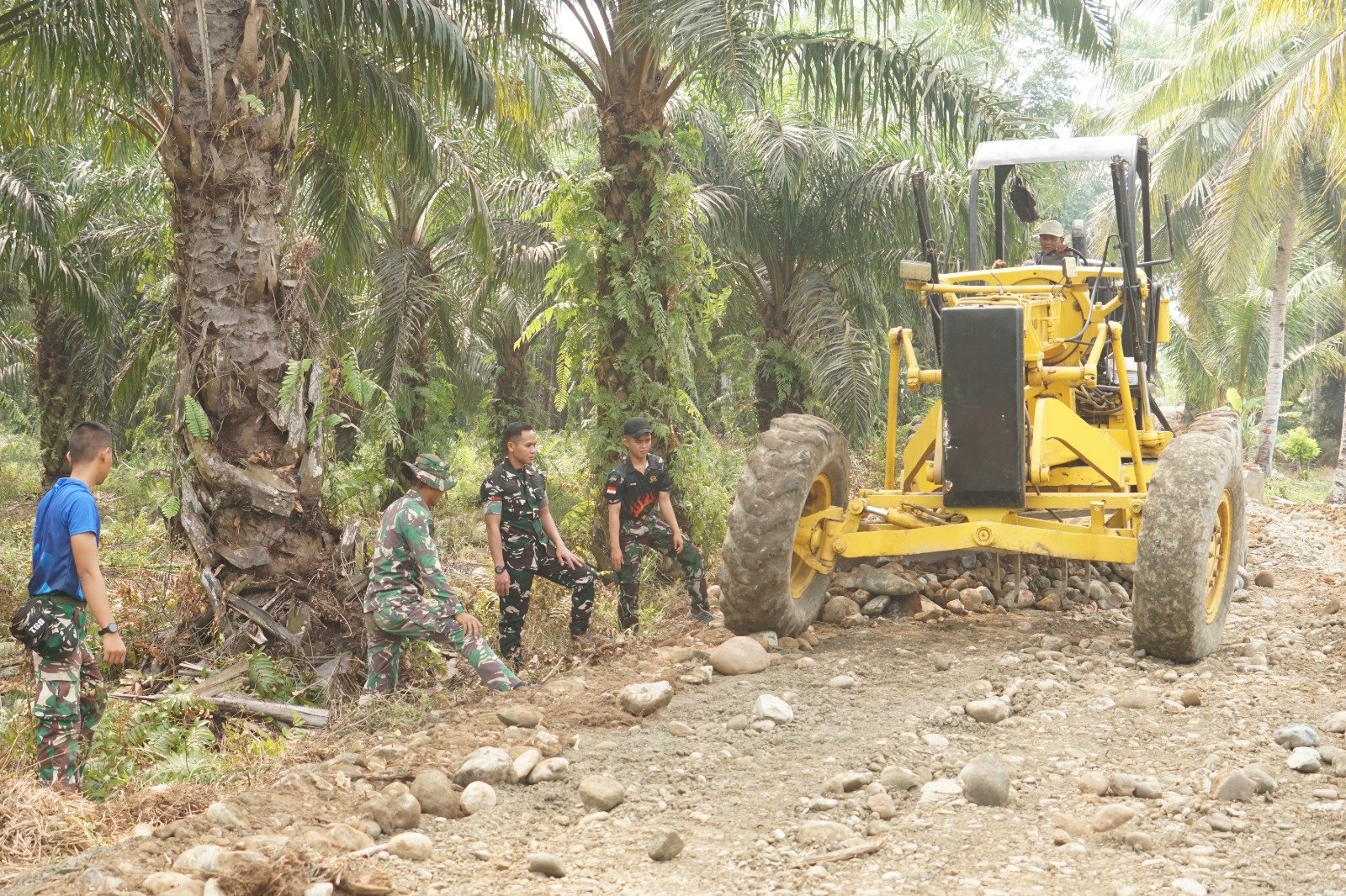 Jalan TMMD ke-130 Kodim 0407/Kota Bengkulu Mewujudkan Impian Warga Perbatasan