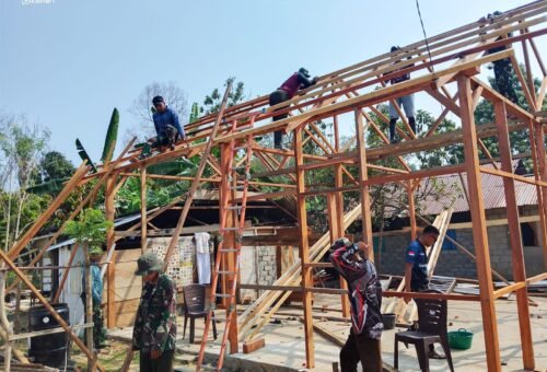 Semangat Bersama, Satgas TMMD ke-130 Kodim 1307/Poso Sukses Pasang Atap RTLH di Desa Soe