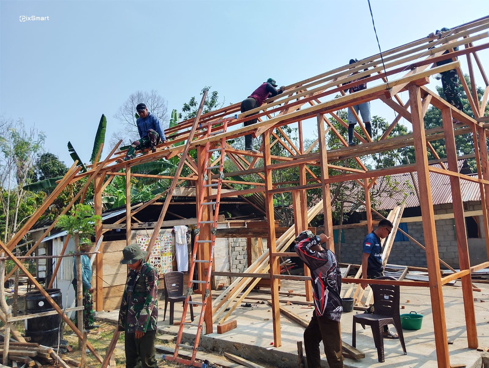 Semangat Bersama, Satgas TMMD ke-130 Kodim 1307/Poso Sukses Pasang Atap RTLH di Desa Soe