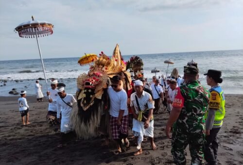 Pengawalan Upacara Melasti oleh Babinsa dan Pecalang di Getakan