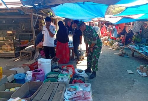 Pemantauan Sembako oleh Babinsa di Pasar Sentral Bilokka