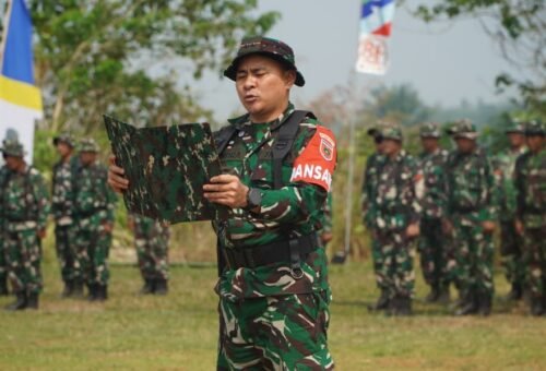 Penyerahan Bantuan Sembako di Pembukaan TMMD ke-130 oleh Dandim dan Bupati
