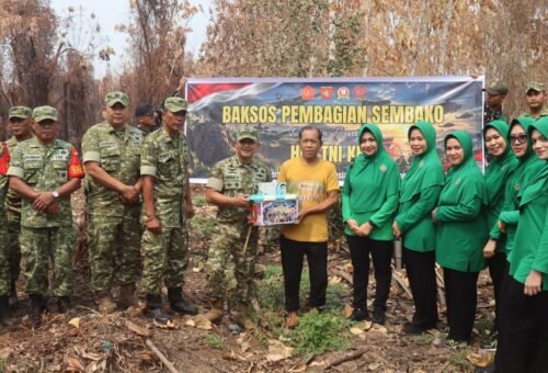 Dandim 1011/KLK Bagikan Bansos untuk Warga Terdampak Kebakaran Hutan