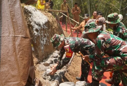 Peletakan Batu Pertama Proyek Dinding Penahan Tanah di Desa Taji, Bupati Malang Resmikan TMMD 130