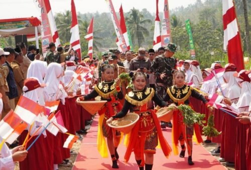 Tari Selamat Datang dari SD Taji Meriahkan Pembukaan TMMD ke-130 di Kabupaten Malang